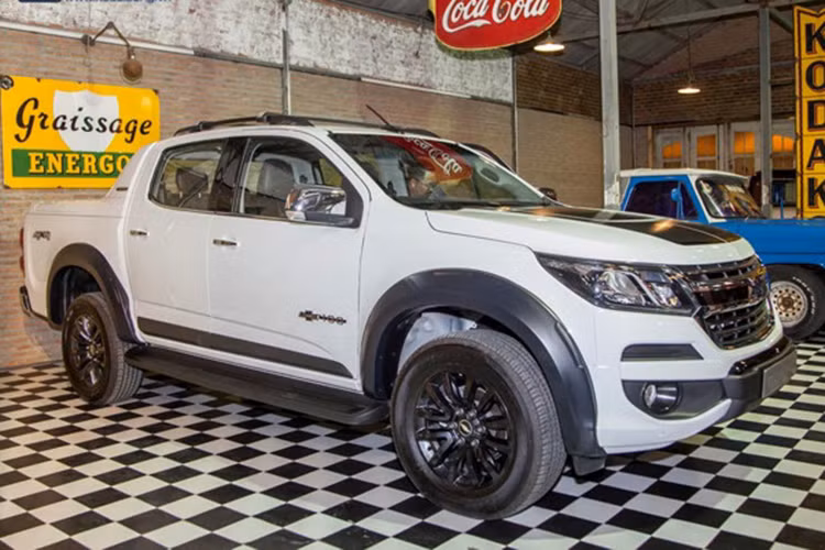 Chevrolet vừa ra mắt mẫu xe bán tải Chevrolet Colorado Centennial tại Thái Lan. Đây là mẫu xe bán tải cỡ trung được xuất khẩu đi các nước trong khu vực Đông Nam Á, trong đó có Việt Nam. Bán tải Chevrolet Colorado Centennial là phiên bản đặc biệt nhằm kỷ niệm 100 năm ra đời những chiếc xe bán tải đầu tiên của hãng xe thương hiệu Mỹ.