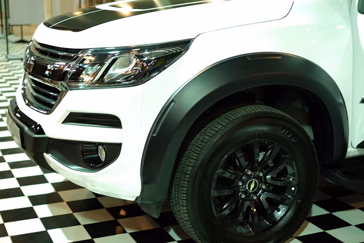 Hốc bánh trước cũng hầm hố hơn nhờ dải decal màu đen mờ tương phản với thân xe. Đặc biệt màu trắng Summit White chỉ có trên phiên bản kỷ niệm. Xe được lắp vành 18 inch. Hệ thống treo trước độc lập, hai đòn ngang với giảm chấn hơi. Hệ thống treo sau dùng lá nhíp lò xo, tấm kim loại bán nguyệt và giảm chấn hơi.