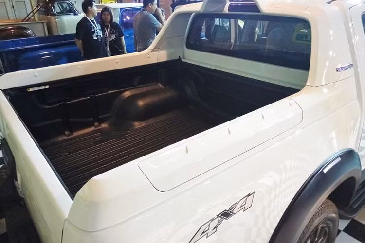 So với phiên bản cơ sở, Colorado Centennial có một số thay đổi về ngoại thất và nội thất. Nổi bật phần đầu là decal dán trên nắp ca-pô độc đáo, chỉ có ở phiên bản Centennial. Logo di sản Chevrolet được gắn ở trước và sau xe. Điểm khác biệt giữa logo này so với những phiên bản thường là dòng chữ Chevrolet được mạ chrome sáng bóng trên nền đen.