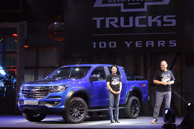 Đối thủ chính của Colorado Centennial tại thị trường xe bán tải hiện nay chính là Ford Ranger Wildtrak. Phiên bản kỷ niệm trăm năm này chỉ sản xuất giới hạn 200 chiếc Colorado cho khu vực Đông Nam Á, riêng thị trường Việt Nam được xe mầu trắng và bán ra từ ngày 27/11/2017 với mức giá niêm yết khoảng 849 triệu đồng.