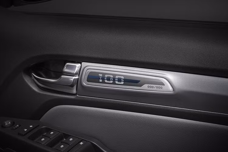 Nội thất có một số điểm thay đổi như bảng điều khiển được thiết kế hài hòa và cao cấp hơn, ốp cửa phía trong có đánh số thứ tự của từng xe thuộc phiên bản Colorado Centennial 1-100. có hệ thống giải trí MyLink thế hệ mới nhất và hệ thống nhận diện giọng nói Siri Eyes Free. Xe có 4 cửa với nội thất 2 hàng ghế dành cho 5 người ngồi rộng rãi.