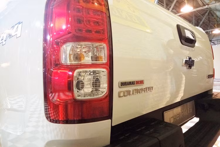 Biểu tượng 100 năm của thương hiệu xe này được gắn trên hai cánh cửa trước, đây là đặc điểm dễ nhận biết nhất so với những phiên bản thường khi nhìn chiếc xe từ bên hông. Thùng xe được gắn thêm miếng lót, thanh vịn trên thùng sơn đen tương tự phiên bản cao cấp High Country.