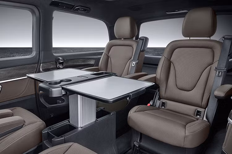 Chưa hết, V 250 AMG còn được trang bị tủ lạnh thể tích 3,2 lít và khay để cốc có chức năng điều chỉnh 2 mức nhiệt độ nóng/lạnh. Khoang sau được trang bị cửa sổ thông gió đóng/mở điện riêng, cổng lắp đặt giá để Ipad và các thiết bị giải trí. Toàn bộ kính xe là loại cách nhiệt cao cấp, mang đến sự thoải mái ở mọi vị trí.