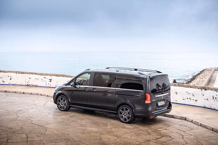 Ngoài một số sửa đôi về ngoại hình, hãng xe sang Đức cũng cung cấp tùy chọn hệ thống hỗ trợ phanh bán tự động, đèn pha chủ động và tự động điều chỉnh đèn tránh chói mắt người đối diện cho mẫu xe MPV hạng sang Mercedes-Benz V-Class mới.