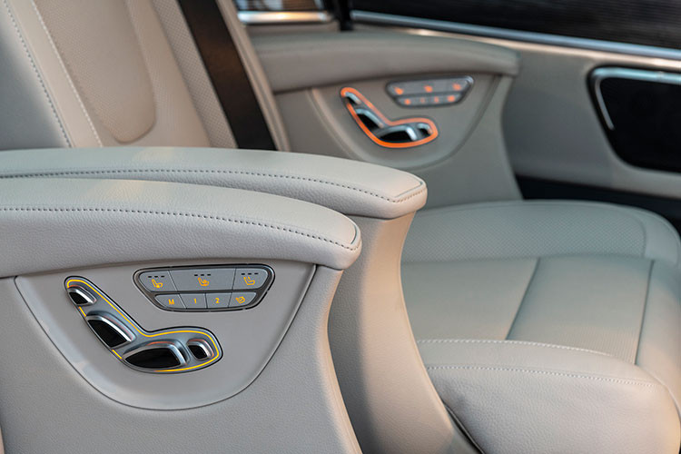 Sự khác biệt của V 250 AMG so với V 250 Luxury nằm ở phía sau. Hàng ghế giữa với 2 ghế thương gia cỡ lớn điều chỉnh điện với bộ nhớ ghế riêng biệt, tích hợp cả đệm đỡ bắp chân mang đến sự riêng tư và thoải mái tối đa cho hành khách. Đặc biệt, 2 ghế thương gia này còn có chức năng massage. Ngoài ra, xe còn sở hữu hệ thống âm thanh Burmester® với 15 loa và tổng công suất 640 watt.