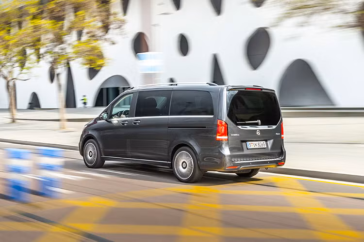 Cung cấp sức mạnh cho V 250 là động cơ 2.0L sản sinh 211 mã lực và mô-men xoắn 350 Nm, kết hợp với hộp số 7G-TRONIC PLUS. Xe được hỗ trợ các tính năng an toàn như hệ thống bó cứng phanh ABS, hỗ trợ lực phanh khẩn cấp BAS, chống trượt khi tăng tốc ASR, ổn định thân xe điện tử ESP, đỗ xe tự động Active parking assist tích hợp PARKTRONIC, camera lùi hỗ trợ quan sát, cảnh báo mất tập trung...