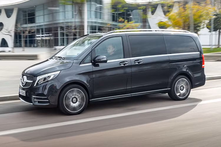 Tại thị trường Việt Nam, giá xe Mercedes-Benz V-Class 2020 mới phiên bản V 250 Luxury được phân phối chính hãng bán ra là 2.579 tỷ đồng (đã bao gồm thuế GTGT). Phiên bản V 250 AMG có giá từ 3,129 tỷ đồng (đã bao gồm thuế GTGT). Cả 2 phiên bản đều có tới 11 màu ngoại thất và 2 tùy chọn màu nội thất cho khách hàng lựa chọn.
