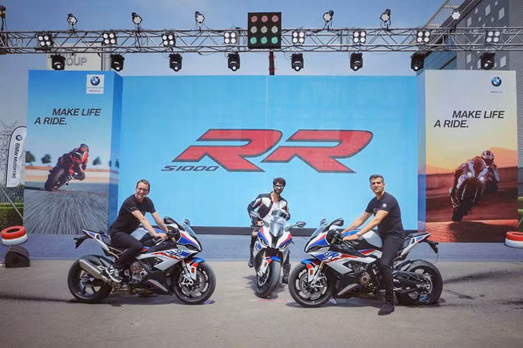 Sau nhiều chờ đợi, thương hiệu môtô đình đám của Đức là BMW Motorrad đã chính thức ra mắt thế hệ mới của siêu môtô BMW S1000RR 2019 với ngoại hình và động cơ được nâng cấp toàn diện. Mẫu xe này sẽ được bán ra chính thức tại thị trường Ấn Độ vào tháng tới.