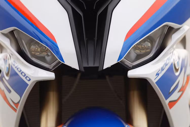 Về thiết kế, cặp đèn pha của BMW S1000RR 2019 mới sẽ không còn mang thiết kế "mắt nổ mắt xịt" đặc trưng như trước đây. Thay vào đó là cặp đèn pha mới có kích thước nhỏ gọn hơn, ứng dụng công nghệ LED, tích hợp với đèn định vị tạo hình như mí mắt dưới của đèn.