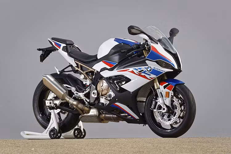 Kể từ khi ra mất lần đầu vào năm 2009, siêu môtô BMW S1000RR đã trở thành một trong những mẫu xe mạnh nhất trong phân khúc siêu môtô. Phiên bản năm 2019 vừa ra mất thuộc thế hệ xe thứ 3 với hàng loạt cải tiến về cả động cơ lẫn thiết kế.