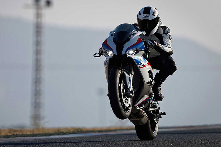 Các chế độ lái của xe bao gồm Rain, Road, Dynamic và Race. Giá xe BMW S1000RR 2019 tại Ấn Độ được khởi điểm ở mức 1.850.000 Rupee (tương đương 625 triệu đồng). Hai phiên bản cao cấp hơn là bản Pro và Pro M Sport có giá lần lượt là 2.095.000 Rupee và 2.295.000 Rupee (tương đương 705 và 775 triệu đồng).