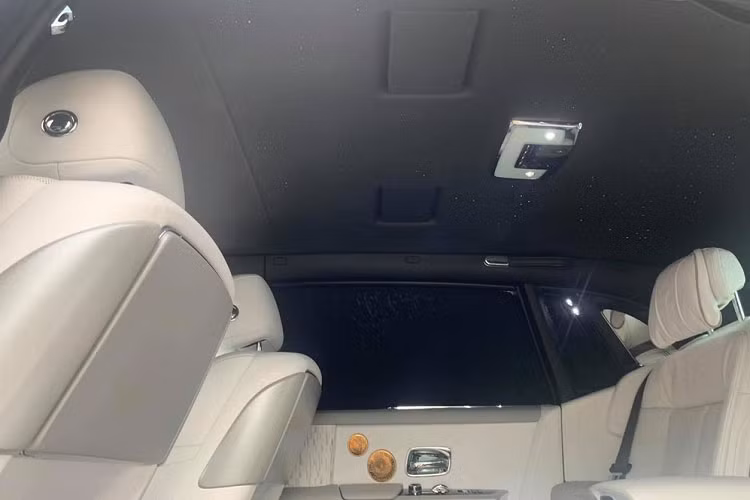 Sức mạnh được truyền tới bánh thông qua hộp số tự động 8 cấp với công nghệ "hỗ trợ vệ tinh" khi sang số, điều này đã giúp cho 2 chiếc xe siêu sang Rolls-Royce Phantom Tranquillity đầu tiên về Việt Nam có thể tăng tốc từ vị trí xuất phát lên 100 km/h chỉ trong thời gian 5,3 giây, nhanh hơn 0,4 giây so với thế hệ cũ.