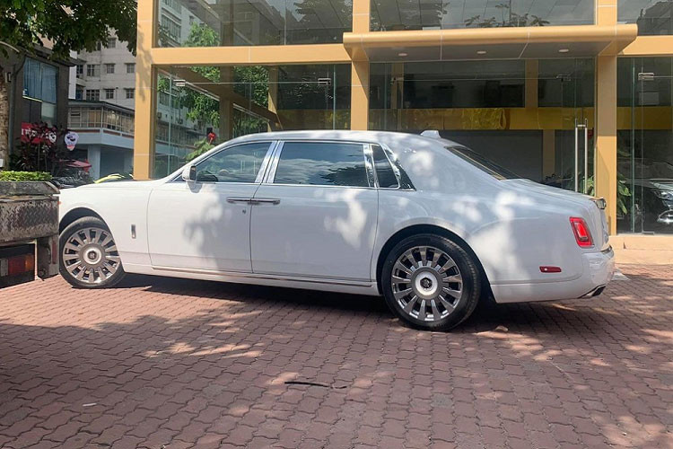 Cả 2 chiếc xe siêu sang Rolls-Royce Phantom Tranquillity tại Việt Nam đều được sơn màu trắng đi kèm nắp capô màu xám, la-zăng cũng thiết kế và phối màu y hệt vì là bản Rolls-Royce Phantom Tranquillity. Đặc điểm nhận ra của 2 chiếc xe siêu sang Rolls-Royce Phantom Tranquillity này chính là đèn phản quang bên hông đầu xe, chiếc đầu tiên màu trắng còn xe thứ 2 là màu cam.