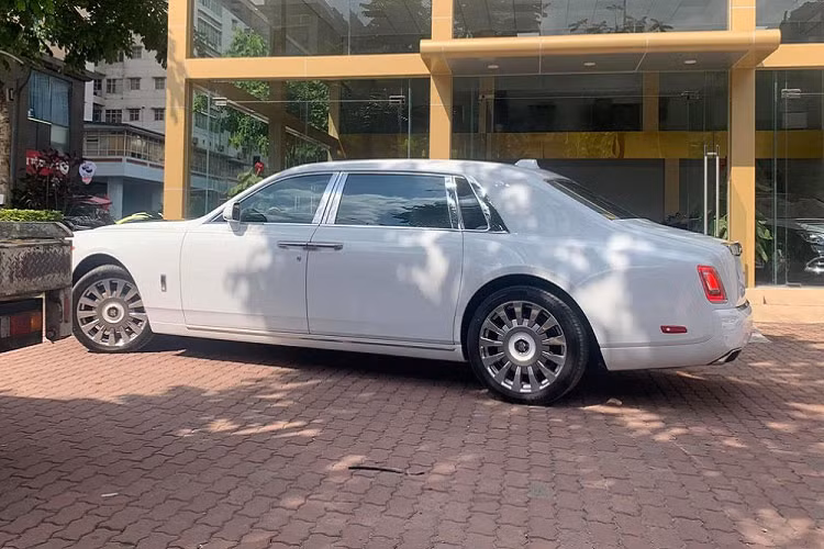 Cả 2 chiếc xe siêu sang Rolls-Royce Phantom Tranquillity tại Việt Nam đều được sơn màu trắng đi kèm nắp capô màu xám, la-zăng cũng thiết kế và phối màu y hệt vì là bản Rolls-Royce Phantom Tranquillity. Đặc điểm nhận ra của 2 chiếc xe siêu sang Rolls-Royce Phantom Tranquillity này chính là đèn phản quang bên hông đầu xe, chiếc đầu tiên màu trắng còn xe thứ 2 là màu cam.