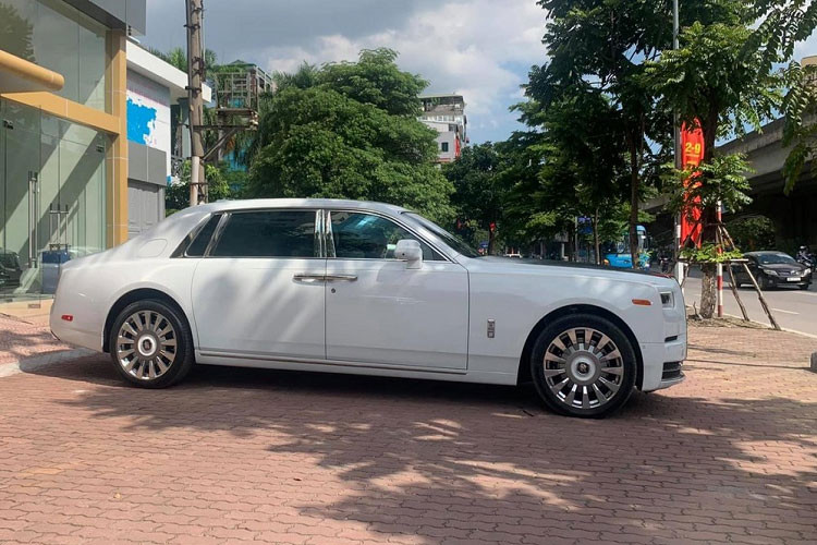 Nhiều người thắc mắc bên trong xe siêu sang Rolls-Royce Phantom Tranquillity có gì khác biệt với hàng nghìn xe Rolls-Royce Phantom thế hệ thứ 8 đang lăn bánh trên đường thì câu trả lời nằm ở các vật liệu như vàng 24k, hợp kim nhôm dùng trong không gian vũ trụ,...