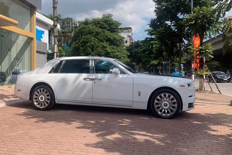 Nhiều người thắc mắc bên trong xe siêu sang Rolls-Royce Phantom Tranquillity có gì khác biệt với hàng nghìn xe Rolls-Royce Phantom thế hệ thứ 8 đang lăn bánh trên đường thì câu trả lời nằm ở các vật liệu như vàng 24k, hợp kim nhôm dùng trong không gian vũ trụ,...