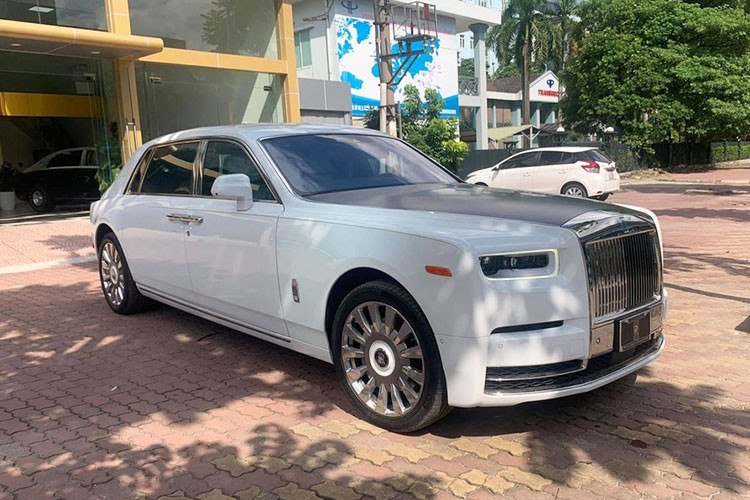Hiện tại, đã có 2 trên tổng số 25 chiếc xe siêu sang giới hạn Rolls-Royce Phantom phiên bản Tranquillity được sản xuất toàn thế giới đã lăn bánh tại Việt Nam. Độ chịu chơi và chịu chi của các đại gia Việt thật đáng ngưỡng mộ vì những chiếc Rolls-Royce Phantom Tranquillity đặc biệt này không hề dành cho số đông.