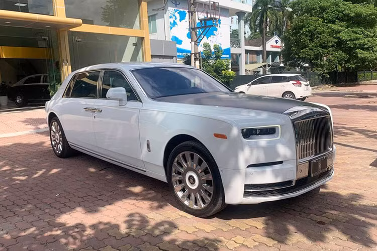 Hiện tại, đã có 2 trên tổng số 25 chiếc xe siêu sang giới hạn Rolls-Royce Phantom phiên bản Tranquillity được sản xuất toàn thế giới đã lăn bánh tại Việt Nam. Độ chịu chơi và chịu chi của các đại gia Việt thật đáng ngưỡng mộ vì những chiếc Rolls-Royce Phantom Tranquillity đặc biệt này không hề dành cho số đông.