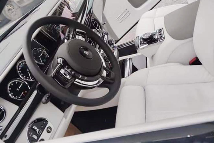Ngoài ra, bên trong Rolls-Royce Phantom Tranquillity còn sở hữu các vật liệu khác nhau từ tên lửa không gian Skylark của Anh, vệ tinh Voyager của NASA, vùng tối và sáng của mặt trăng hay thép không gỉ bên cạnh những vật liệu hàng đầu đã được khách hàng của hãng xe Anh quốc kiểm chứng bao gồm da cao cấp và gỗ quý.