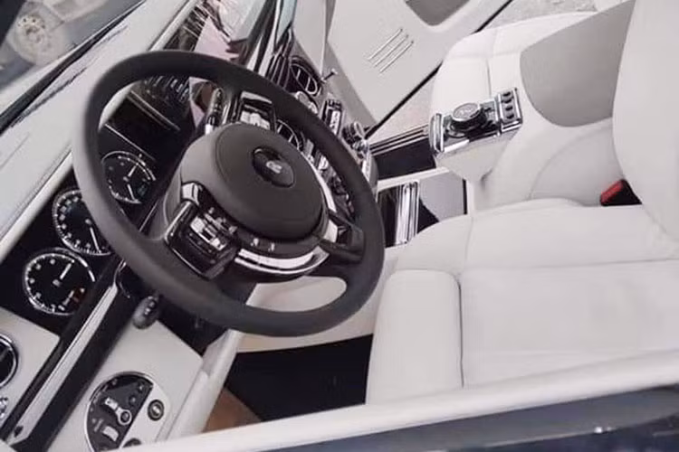 Ngoài ra, bên trong Rolls-Royce Phantom Tranquillity còn sở hữu các vật liệu khác nhau từ tên lửa không gian Skylark của Anh, vệ tinh Voyager của NASA, vùng tối và sáng của mặt trăng hay thép không gỉ bên cạnh những vật liệu hàng đầu đã được khách hàng của hãng xe Anh quốc kiểm chứng bao gồm da cao cấp và gỗ quý.