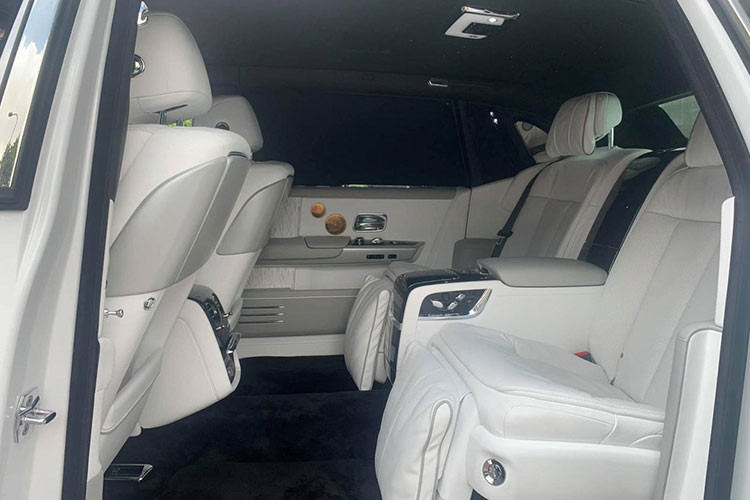 Dù tạo ra nhiều phiên bản giới hạn nhưng triết lý của Rolls-Royce là không can thiệp động cơ, vì thế Rolls-Royce Phantom Tranquillity vẫn sử dụng khối động cơ V12, tăng áp kép, dung tích 6,75 lít, tạo ra công suất tối đa 563 mã lực, mạnh hơn 110 mã lực so với thế hệ thứ 7 và mô-men xoắn cực đại đạt 900 Nm, tăng 180 Nm so với trước.