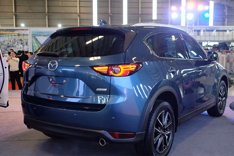 Về tổng thể, Mazda CX-5 mới được thiết kế vuông vắn và góc cạnh hơn, lấy cảm hứng từ dòng CX-3 và CX-9. Mặt trước của CX-5 mới mở rộng thêm 10 mm so với bản cũ. Ngoài ra phía cốp sau của xe còn được trang bị cốp chỉnh điện thông minh, cánh cửa có cảm biến chống kẹt và có khả năng nhớ vị trí góc mở cốp khá tiện dụng và tinh tế.