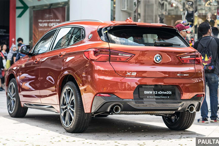 Mẫu xe BMW X2 phiên bản 2019 mới này được hãng xe Đức xây dựng dựa trên "người anh em" X1 nhưng ngắn và thấp hơn, trông giống với một chiếc hatchback lai với một chiếc crossover truyền thống. Xe sở hữu chiều dài ngắn hơn 81 mm và thấp hơn 71 mm so với X1 nhưng có cùng chiều dài trục cơ sở.