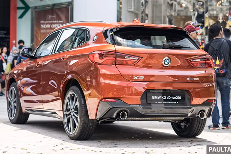 Mẫu xe BMW X2 phiên bản 2019 mới này được hãng xe Đức xây dựng dựa trên "người anh em" X1 nhưng ngắn và thấp hơn, trông giống với một chiếc hatchback lai với một chiếc crossover truyền thống. Xe sở hữu chiều dài ngắn hơn 81 mm và thấp hơn 71 mm so với X1 nhưng có cùng chiều dài trục cơ sở.