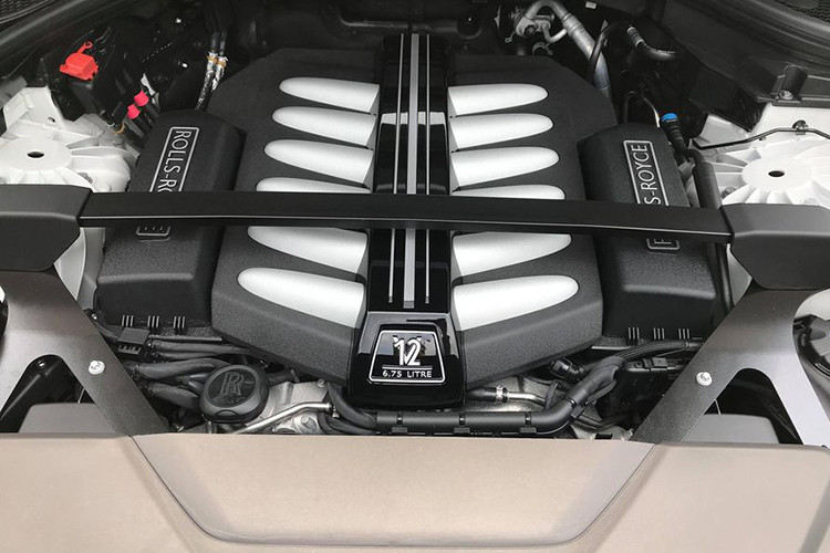 Chiếc Rolls-Royce Cullinan vừa về thị trường Việt Nam sẽ sử dụng động cơ tăng áp V12 trên , dung tích 6,75 lít, cho công suất tối đa 563 mã lực và mô-men xoắn cực đại 850 Nm. Hộp số tự động 8 cấp. Xe được xây dựng trên kết cấu khung gầm bằng nhôm và hệ dẫn động bốn bánh, đi kèm các trang bị và công nghệ mới nhất.