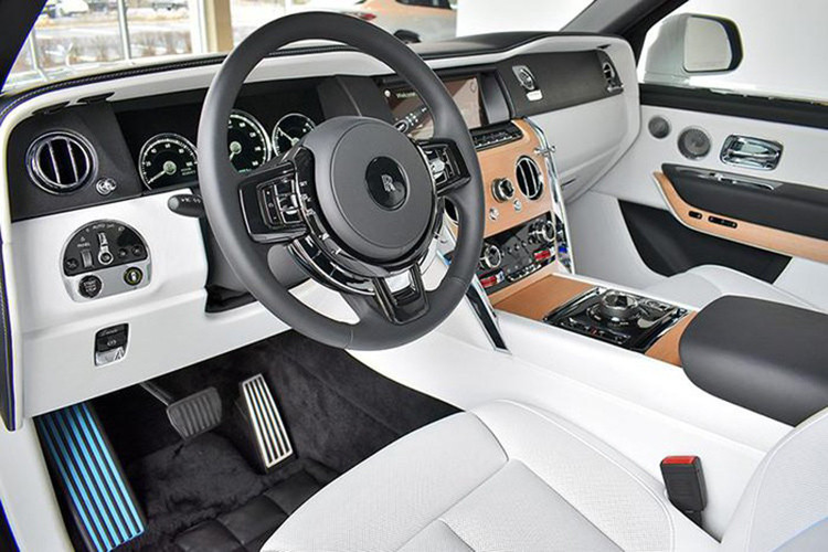 Cullinan sở hữu chiều dài tổng thể 5.341 mm, rộng 2.164 mm, cao 1.835 mm và chiều dài cơ sở 3.295 mm và nặng đến 2.660 kg. Xe được trang bị nội thất xa xỉ không kém đàn anh Phantom, ghế lái có tính năng sưởi và thông khí để đảm bảo cảm giác thoải mái nhất cho người lái, bảng đồng hồ kỹ thuật số thế hệ mới nhất và vô lăng bọc da/ốp gỗ hàng hiệu.