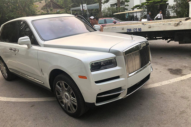 Vào trưa hôm nay 20/5, mẫu SUV đầu tiên của hãng siêu sang Anh Quốc - Rolls-Royce Cullinan mới đã chính thức về tới Việt Nam và đã được thông qua tại cảng Hải Phòng, sau đó đưa về Hà Nội. Theo tìm hiểu, chiếc Rolls-Royce Cullinan thứ hai cũng đang trên đường về nước và sẽ sớm xuất hiện trong những ngày tới.