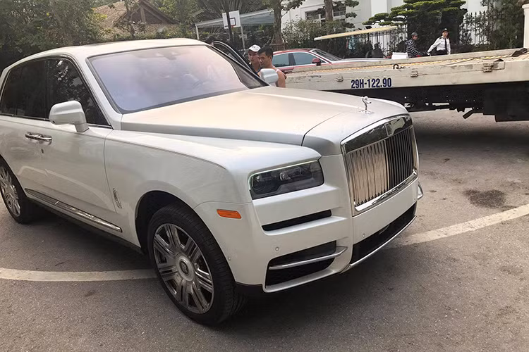 Vào trưa hôm nay 20/5, mẫu SUV đầu tiên của hãng siêu sang Anh Quốc - Rolls-Royce Cullinan mới đã chính thức về tới Việt Nam và đã được thông qua tại cảng Hải Phòng, sau đó đưa về Hà Nội. Theo tìm hiểu, chiếc Rolls-Royce Cullinan thứ hai cũng đang trên đường về nước và sẽ sớm xuất hiện trong những ngày tới.