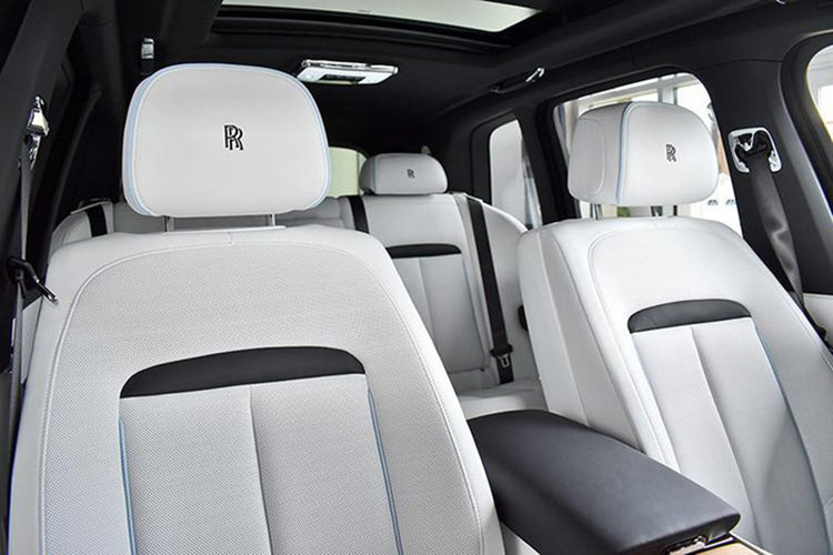 So với những mẫu xe Rolls-Royce khác, Cullinan 2019 được trang bị vô lăng dày dặn và nhỏ hơn. Trong khi đó, trên mặt táp-lô lần đầu tiên xuất hiện màn hình cảm ứng trung tâm dành cho hệ thống thông tin giải trí. Nếu không dùng màn hình này, người lái có thể chỉnh hệ thống thông tin giải trí thông qua núm xoay có biểu tượng Spirit of Ecstasy trên cụm điều khiển trung tâm.