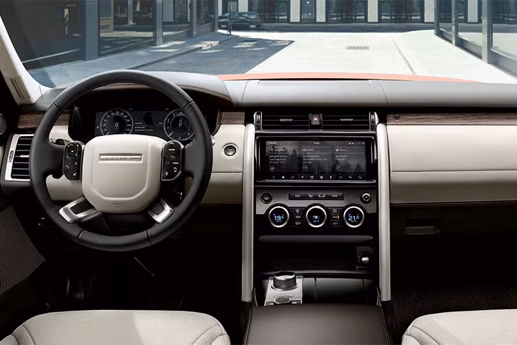 Discovery giờ đây được trang bị thêm công nghệ Cảnh báo mở cửa (Clear Exit Detection), giúp cảnh báo người lái và người ngồi trên xe nếu có phương tiện khác, người đi xe đạp hay các nguy cơ va chạm có thể xảy ra từ phía sau mỗi khi ra khỏi xe. Khi xác định có chướng ngại vật, một đèn cảnh báo bên cửa sẽ sáng lên báo hiệu cho bạn biết.