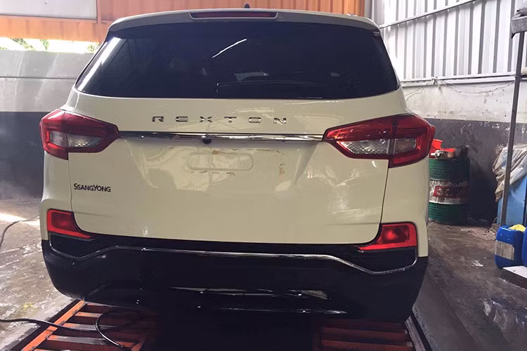 Những hình ảnh ghi lại cho thấy, chiếc SUV cỡ trung SsangYong Rexton 2018 đầu tiên tại Việt Nam có ngoại thất trắng. Xe sẽ ra mắt thị trường Việt Nam tại triển lãm VIMS 2017 diễn ra vào cuối tháng 10 và sau đó đến khoảng cuối năm 2017 – đầu năm 2018 sẽ bán ra thị trường bởi nhà phân phối chính hãng là công ty Daehan Motors.