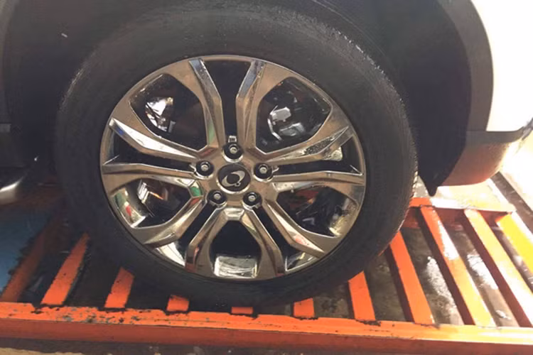 Tại thị trường Hàn Quốc, SsangYong định vị Rexton 2018 cao hơn những “người đồng hương” Santa Fe và Sorento, tuy nhiên khi về Việt Nam nhiều khả năng nhà phân phối sẽ phải cân nhắc để giá xe không chênh lệch quá nhiều so với các đối thủ, nhằm duy trì sức cạnh tranh. Tuy nhiên, phải đợi đến triển lãm VIMS 2017 mới có câu trả lời chính thức.