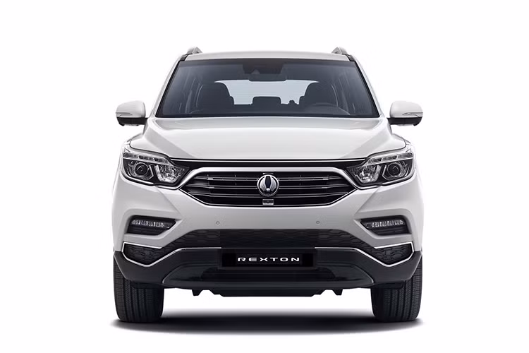 SsangYong Rexton 2018 có tên mã Y400 và được phát triển dựa trên mẫu xe LIV-2 Concept từng ra mắt trong triển lãm Paris năm ngoái. Theo một số nguồn tin không chính thức cho hay, mức giá bán dự kiến của Ssangyong Rexton 2018 tại thị trường ôtô Việt khoảng gần 1,1 tỷ đồng.