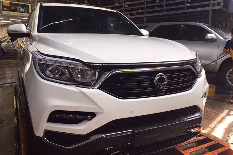 Những hình ảnh đầu tiên của mẫu xe Ssangyong Rexton 2018 đã xuất hiện tại Việt Nam, hiện chiếc xe này đang được vận chuyển vào khuôn viên triển lãm ôtô quốc tế Việt Nam 2017 (VIMS) ở Quận 7, TP HCM.