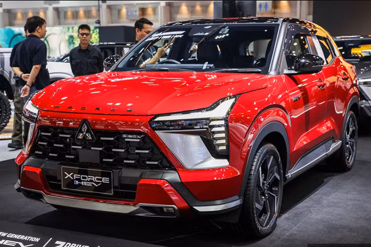 Sau màn ra mắt tại sự kiện riêng của hãng, mới đây Mitsubishi Xforce HEV 2025 mới tiếp tục góp mặt tại Bangkok International Motor Show (BIMS) 2025, Thái Lan với đầy đủ các phiên bản. Đây cũng là mẫu xe nổi bật nhất tại gian hàng Mitsubishi trong khuôn khổ triển lãm năm nay.