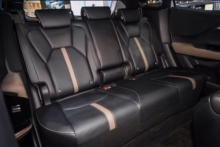 Mitsubishi Xforce HEV sở hữu gói công nghệ an toàn Mitsubishi Diamond Sense với hàng loạt tính năng hỗ trợ người lái như cảnh báo điểm mù, cảnh báo phương tiện cắt ngang, cảnh báo va chạm phía trước, đèn pha tự động và kiểm soát hành trình thích ứng.