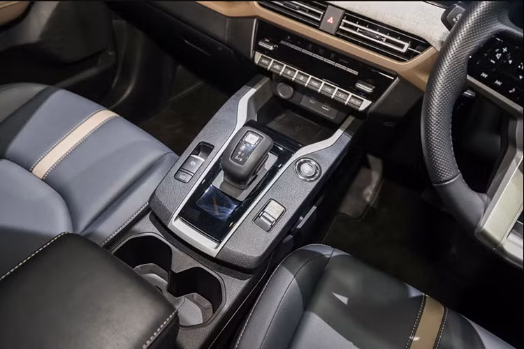 Ngoài ra, Mitsubishi Xforce HEV 2025 mới còn có 6 túi khí, hệ thống chống bó phanh ABS, phân phối lực phanh điện tử EBD, hỗ trợ phanh khẩn cấp và camera 360 độ (trừ bản Ignite). 