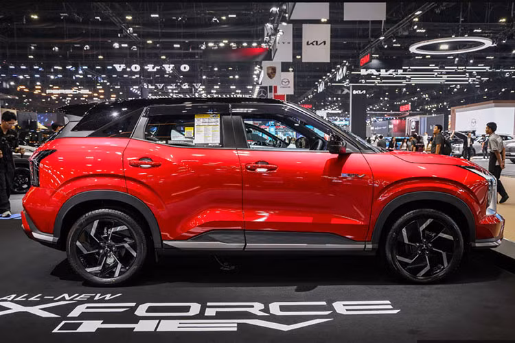 Về kích thước, mẫu xe SUV Mitsubishi Xforce HEV giữ nguyên thông số so với phiên bản xăng với các chiều Dài x Rộng x Cao là: 4.390 x 1.810 x 1.660 (mm) và chiều dài cơ sở 2.650 mm. Tuy nhiên, khoảng sáng gầm xe giảm xuống còn 183 mm (so với 222 mm trên bản xăng), giúp tối ưu khí động học và khả năng vận hành. 