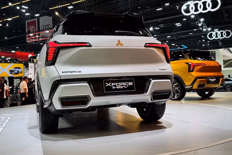 Mức tiêu thụ nhiên liệu chỉ 4,1 lít/100 km, hứa hẹn khả năng vận hành tiết kiệm và thân thiện với môi trường. Xe sở hữu 5 chế độ lái, bao gồm Normal (thông thường), Tarmac (đường trường), Wet (đường ướt), Gravel (đường sỏi đá) và Mud (đường bùn).