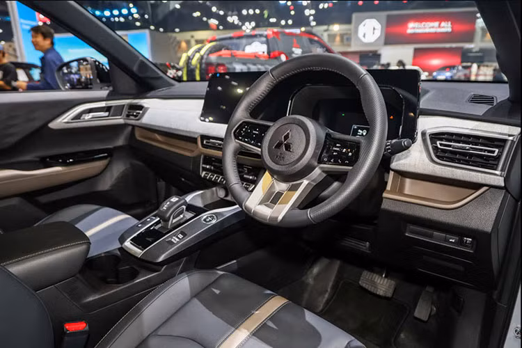 Bên trong khoang lái của Mitsubishi Xforce HEV cũng có sự khác biệt giữa các phiên bản. Bản tiêu chuẩn Ignite chỉ có nội thất màu đen, trong khi hai phiên bản cao hơn là Ultimate và Ultimate X sở hữu khoang cabin hai tông màu với điểm nhấn màu nâu.