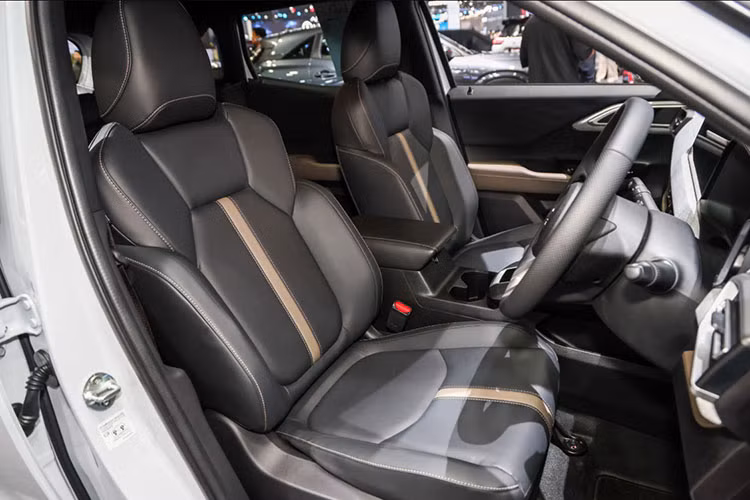 Xe được trang bị bảng đồng hồ kỹ thuật số 8 inch, màn hình giải trí trung tâm 12,3 inch hỗ trợ kết nối Apple CarPlay và Android Auto. Riêng bản Ultimate X có thêm hệ thống âm thanh 8 loa Yamaha, đèn viền nội thất 64 màu, ghế lái chỉnh điện 8 hướng, gương chiếu hậu chống chói tự động và sạc điện thoại không dây.