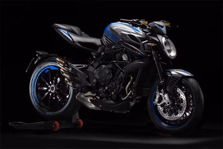 MV Agusta và Pirelli đã hợp tác trong nhiều thập kỷ qua, nhưng mãi đến nay, năm 2017 mối quan hệ này mới chính thức được công bố thông qua việc MV Agusta lựa chọn Pirelli trở thành nhà cung cấp lốp xe chính thức. Để chào mừng sự kiện này, mẫu xe môtô MV Agusta Brutale 800 RR Pirelli phiên bản giới hạn đã chính thức ra đời.
