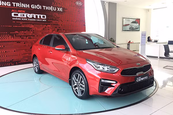 Sedan hang C Kia Cerato giam toi 40 trieu dong tai Viet Nam