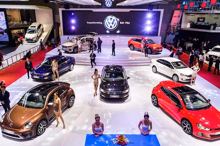 Tại triển lãm ôtô Việt Nam 2018 (VMS), khu trưng bày của hãng xe sang bình dân Volkswagen với chủ đề Chuyển mình bứt phá “Transforming” có tổng cộng 7 mẫu xe khác nhau, thuộc đủ các kiểu dáng từ SUV cao cấp đến sedan hạng sang cho doanh nhân cũng như Coupe đầy cá tính.