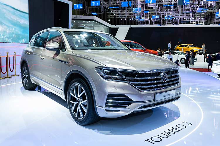 Volkswagen Touareg 2018 mới cũng là mẫu xe trưng bày tâm điểm của hãng xe Đức tại triển lãm ôtô VMS năm nay. Vừa mới chỉ xuất hiện lần đầu trên Thế giới vào tháng 3/2018 vừa qua, Touareg đã được thiết kế lại hoàn toàn với tham vọng nâng tầm thương hiệu Volkswagen bước vào sân chơi của các hãng xe sang trọng cao cấp.