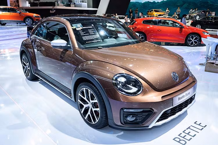 Volkswagen Beetle – mẫu xe huyền thoại bất tử của VW cũng xuất hiện tại VMS với phiên bản Beetle Dune. Ở model này, Volkswagen đã cho những đường nét thiết kế hoàn hảo khi kết hợp quá khứ, hiện đại và thể thao. Bên cạnh đó là hàng loạt tính năng và công nghệ tiêu biểu cho một mẫu xe Coupe "chất chơi".